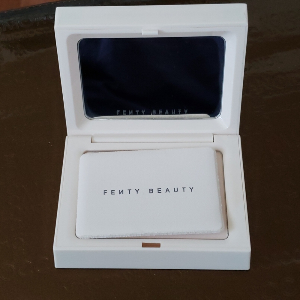 Fenty Beauty Invisimatte Blotting Powder
